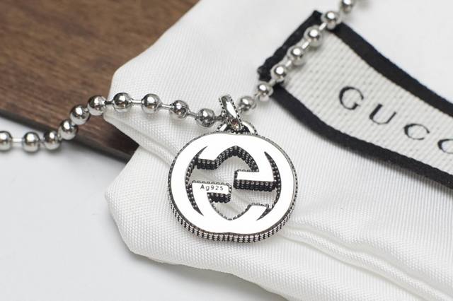 Gucci古奇双g手链超经典的双g标志 自引入起便是品牌最具代表性的标志 G标志悬挂在珠串链上 醒目别致细节到位 不浮夸 绝绝子潮人必入 手链